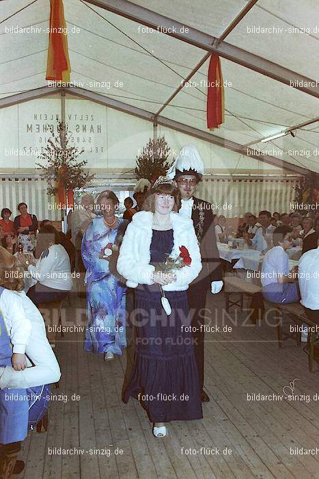 1981 Kirmes- Dienstag Biermusik im Zelt auf der Jahnwiese: KRDNBRZLJH-016112