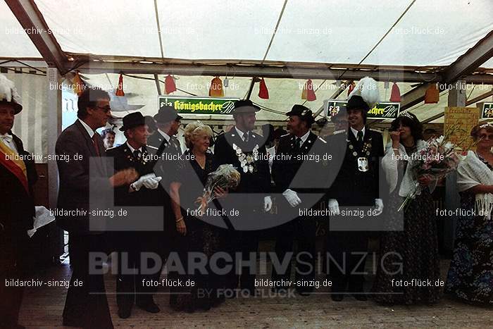 1981 Kirmes- Dienstag Biermusik im Zelt auf der Jahnwiese: KRDNBRZLJH-016114