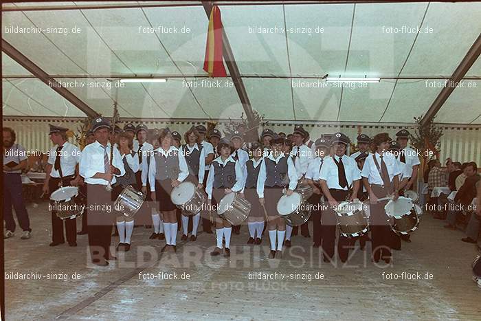 1981 Kirmes- Dienstag Biermusik im Zelt auf der Jahnwiese: KRDNBRZLJH-016115