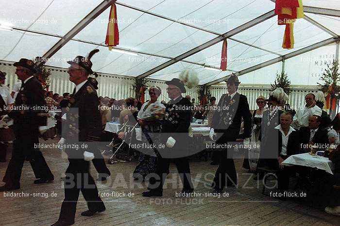 1981 Kirmes- Dienstag Biermusik im Zelt auf der Jahnwiese: KRDNBRZLJH-016119