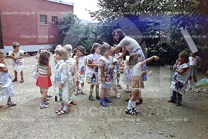 1975 Kirmes im Kath. Kindergarten St.Peter: KRKTKNSTPT-016259
