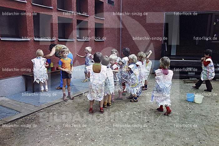 1975 Kirmes im Kath. Kindergarten St.Peter: KRKTKNSTPT-016261