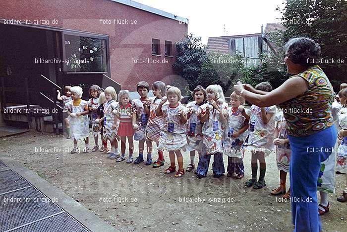 1975 Kirmes im Kath. Kindergarten St.Peter: KRKTKNSTPT-016262