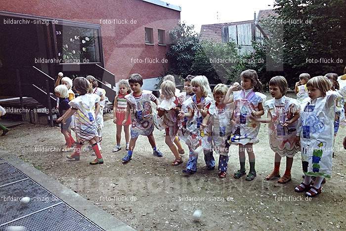 1975 Kirmes im Kath. Kindergarten St.Peter: KRKTKNSTPT-016264
