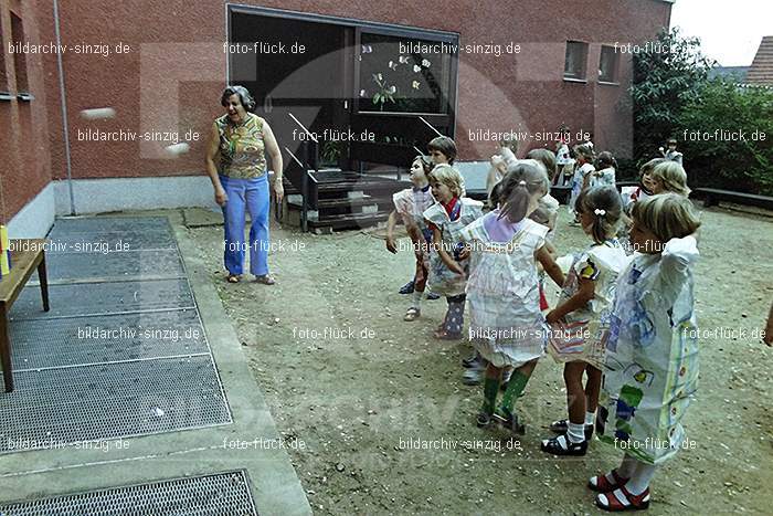 1975 Kirmes im Kath. Kindergarten St.Peter: KRKTKNSTPT-016265