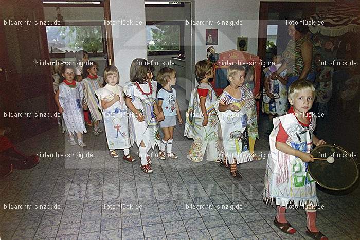 1975 Kirmes im Kath. Kindergarten St.Peter: KRKTKNSTPT-016266