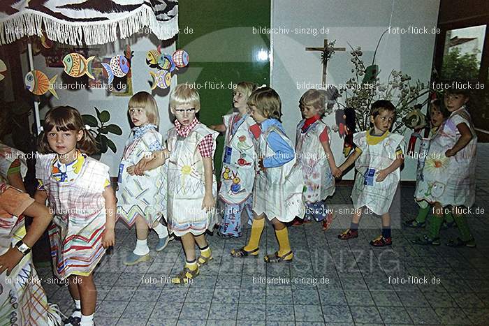 1975 Kirmes im Kath. Kindergarten St.Peter: KRKTKNSTPT-016267