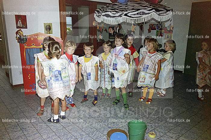 1975 Kirmes im Kath. Kindergarten St.Peter: KRKTKNSTPT-016268