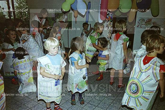 1975 Kirmes im Kath. Kindergarten St.Peter: KRKTKNSTPT-016269