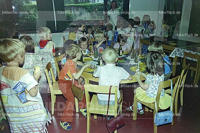 1975 Kirmes im Kath. Kindergarten St.Peter: KRKTKNSTPT-016270