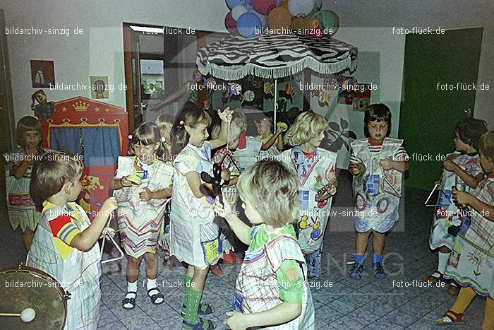 1975 Kirmes im Kath. Kindergarten St.Peter: KRKTKNSTPT-016272