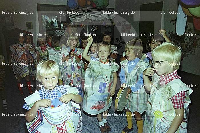 1975 Kirmes im Kath. Kindergarten St.Peter: KRKTKNSTPT-016274