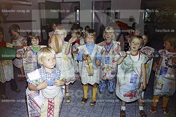 1975 Kirmes im Kath. Kindergarten St.Peter: KRKTKNSTPT-016275