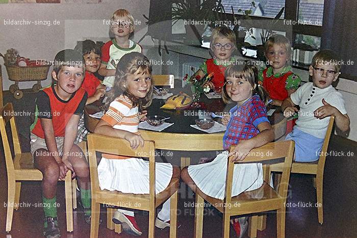 1975 Kirmes im Kath. Kindergarten St.Peter: KRKTKNSTPT-016276