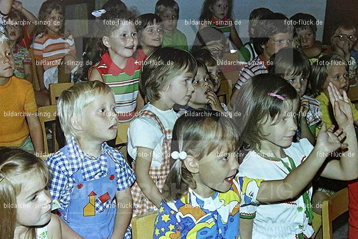 1975 Kirmes im Kath. Kindergarten St.Peter: KRKTKNSTPT-016277