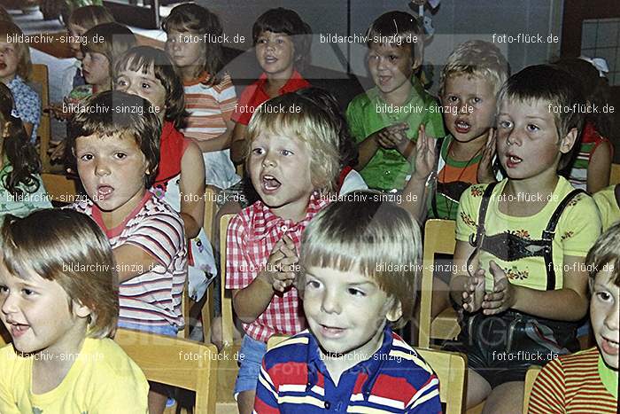 1975 Kirmes im Kath. Kindergarten St.Peter: KRKTKNSTPT-016278