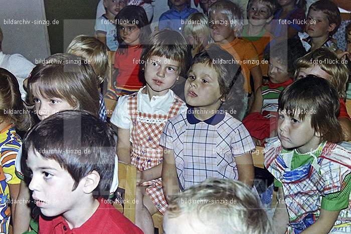 1975 Kirmes im Kath. Kindergarten St.Peter: KRKTKNSTPT-016279