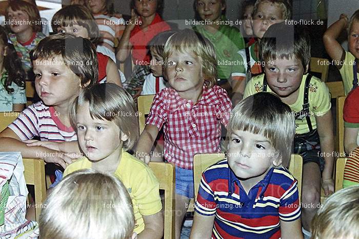 1975 Kirmes im Kath. Kindergarten St.Peter: KRKTKNSTPT-016280