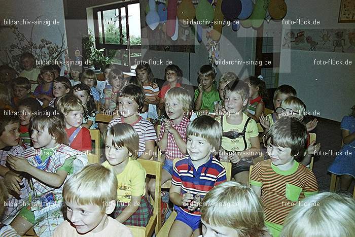 1975 Kirmes im Kath. Kindergarten St.Peter: KRKTKNSTPT-016281