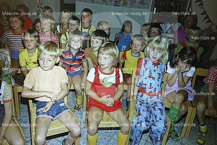 1975 Kirmes im Kath. Kindergarten St.Peter: KRKTKNSTPT-016282