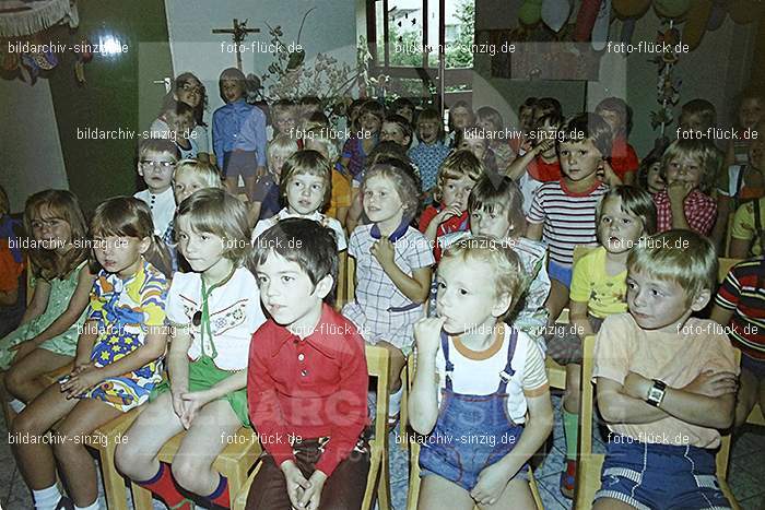 1975 Kirmes im Kath. Kindergarten St.Peter: KRKTKNSTPT-016283