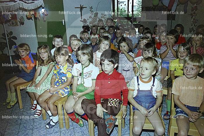 1975 Kirmes im Kath. Kindergarten St.Peter: KRKTKNSTPT-016284