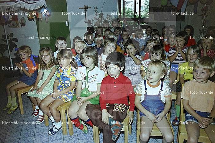 1975 Kirmes im Kath. Kindergarten St.Peter: KRKTKNSTPT-016284