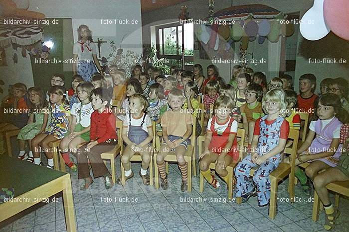 1975 Kirmes im Kath. Kindergarten St.Peter: KRKTKNSTPT-016285