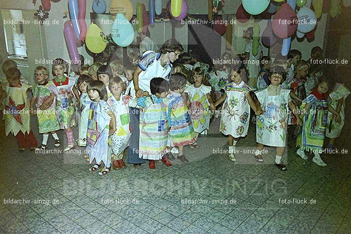 1975 Kirmes im Kath. Kindergarten St.Peter: KRKTKNSTPT-016286