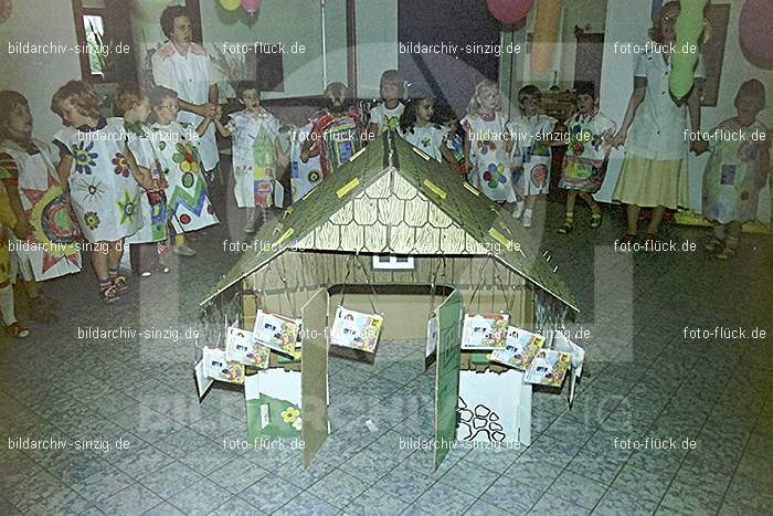 1975 Kirmes im Kath. Kindergarten St.Peter: KRKTKNSTPT-016287
