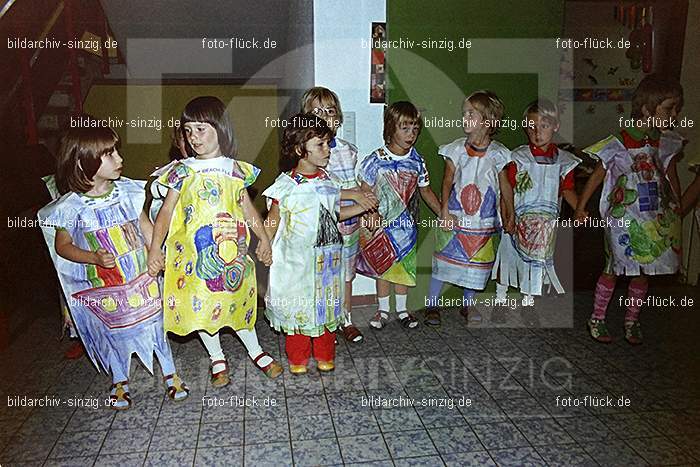 1975 Kirmes im Kath. Kindergarten St.Peter: KRKTKNSTPT-016288