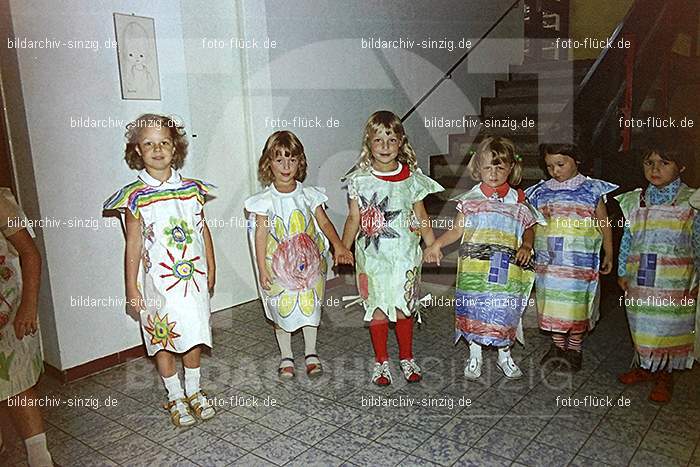 1975 Kirmes im Kath. Kindergarten St.Peter: KRKTKNSTPT-016290