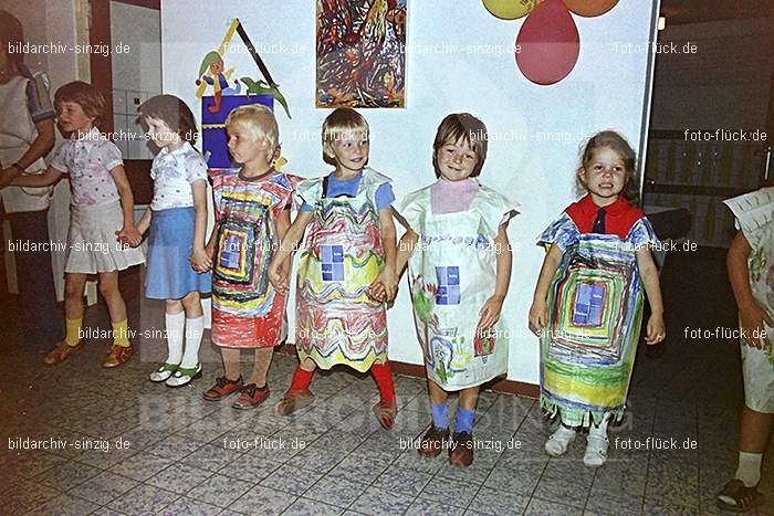 1975 Kirmes im Kath. Kindergarten St.Peter: KRKTKNSTPT-016291