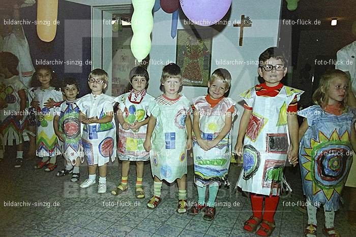 1975 Kirmes im Kath. Kindergarten St.Peter: KRKTKNSTPT-016292