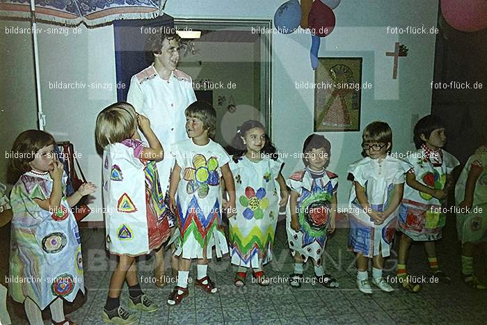 1975 Kirmes im Kath. Kindergarten St.Peter: KRKTKNSTPT-016293