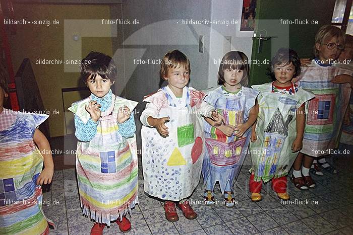 1975 Kirmes im Kath. Kindergarten St.Peter: KRKTKNSTPT-016297