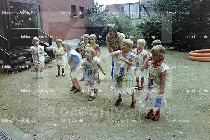 1975 Kirmes im Kath. Kindergarten St.Peter: KRKTKNSTPT-016298