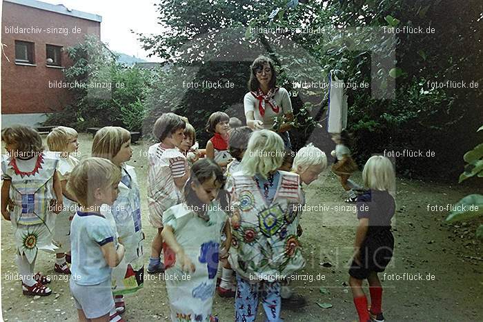 1975 Kirmes im Kath. Kindergarten St.Peter: KRKTKNSTPT-016299