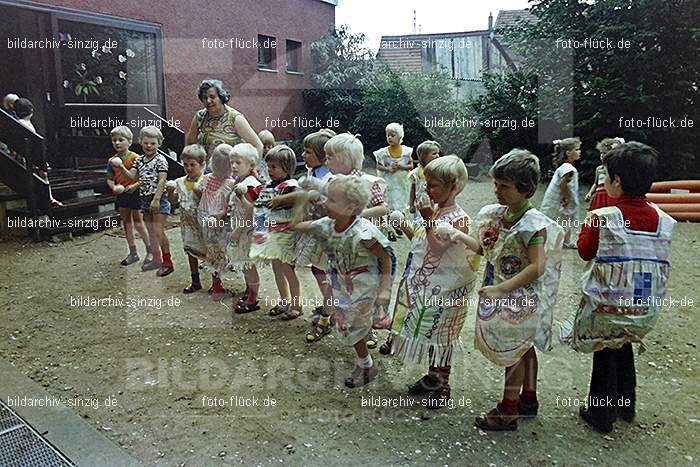 1975 Kirmes im Kath. Kindergarten St.Peter: KRKTKNSTPT-016300