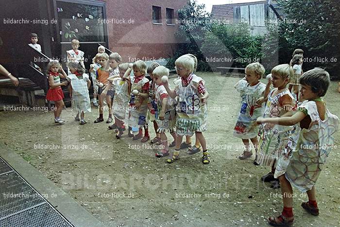 1975 Kirmes im Kath. Kindergarten St.Peter: KRKTKNSTPT-016301