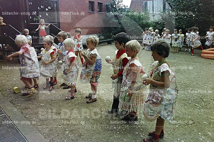 1975 Kirmes im Kath. Kindergarten St.Peter: KRKTKNSTPT-016302
