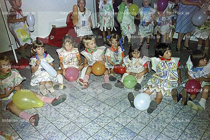 1975 Kirmes im Kath. Kindergarten St.Peter: KRKTKNSTPT-016303