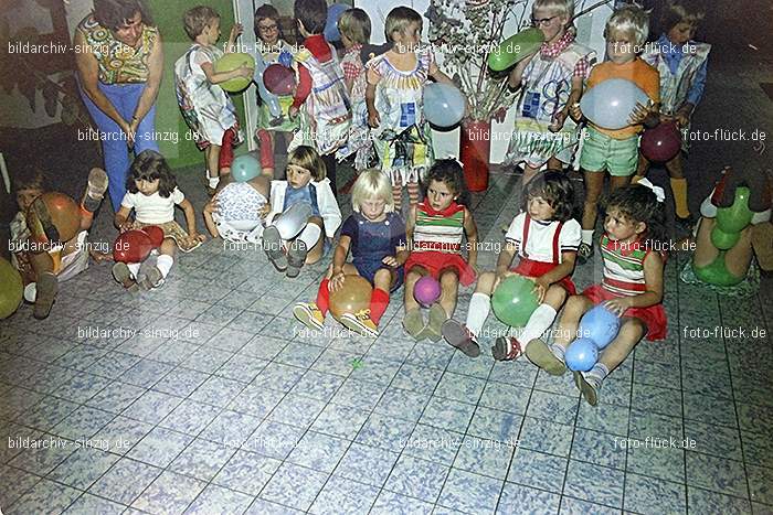 1975 Kirmes im Kath. Kindergarten St.Peter: KRKTKNSTPT-016304