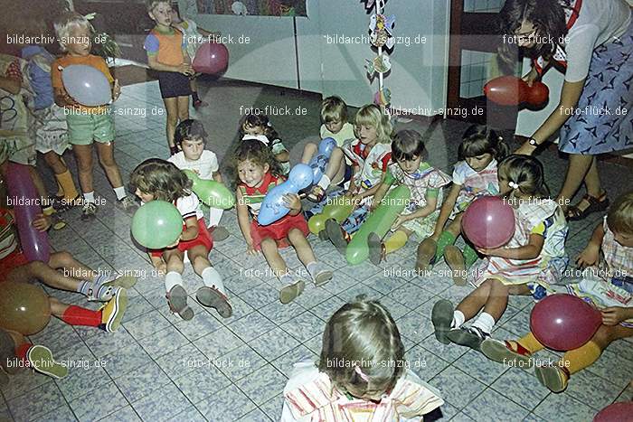 1975 Kirmes im Kath. Kindergarten St.Peter: KRKTKNSTPT-016305