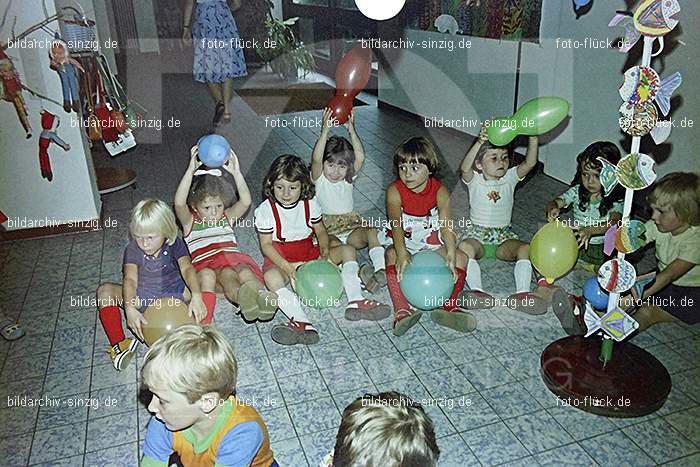 1975 Kirmes im Kath. Kindergarten St.Peter: KRKTKNSTPT-016306