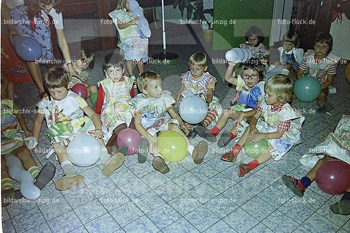 1975 Kirmes im Kath. Kindergarten St.Peter: KRKTKNSTPT-016307