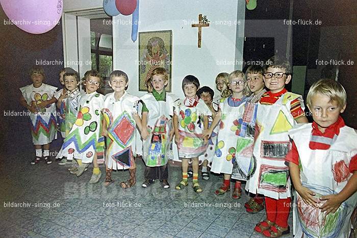1975 Kirmes im Kath. Kindergarten St.Peter: KRKTKNSTPT-016308