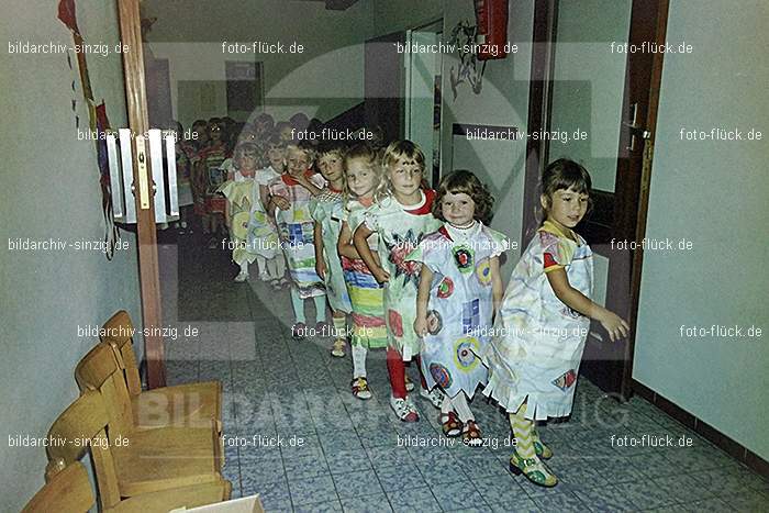 1975 Kirmes im Kath. Kindergarten St.Peter: KRKTKNSTPT-016310