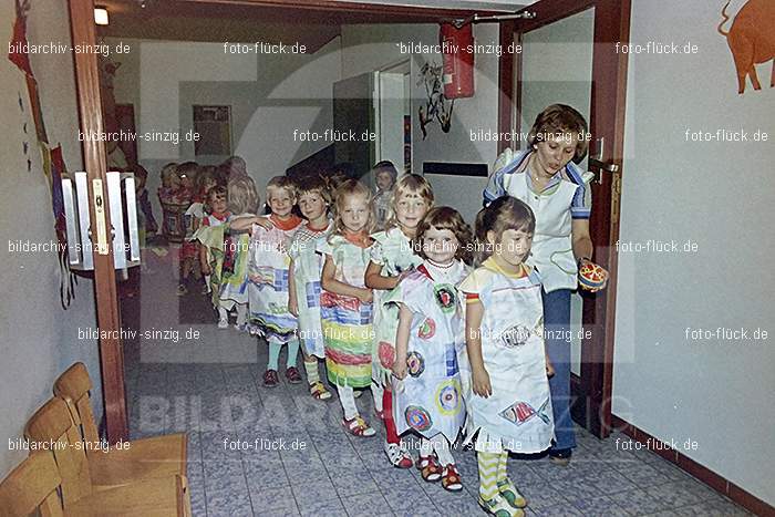 1975 Kirmes im Kath. Kindergarten St.Peter: KRKTKNSTPT-016311