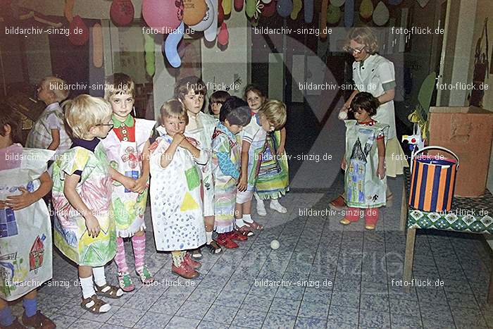 1975 Kirmes im Kath. Kindergarten St.Peter: KRKTKNSTPT-016312